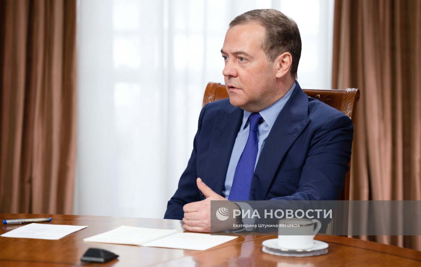 Заместитель председателя Совбеза РФ Д. Медведев дал интервью российским СМИ