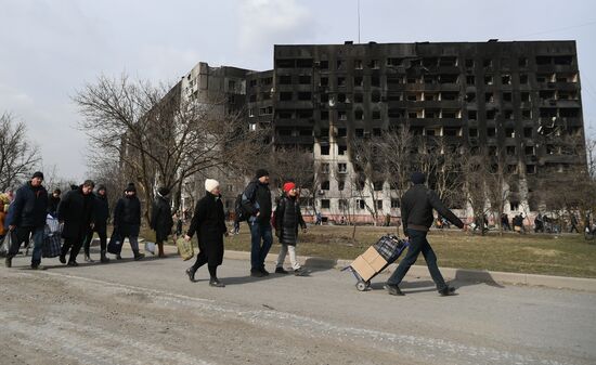 Партия "Единая Россия" открыла в Мариуполе центр гуманитарной помощи