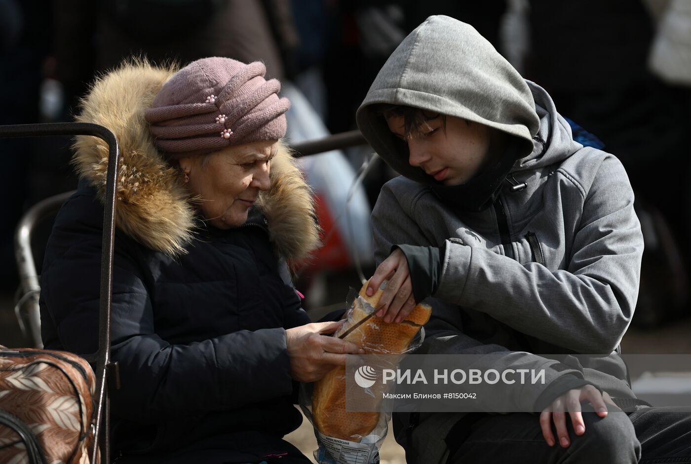 Партия "Единая Россия" открыла в Мариуполе центр гуманитарной помощи