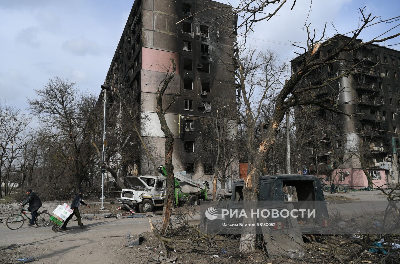 Партия "Единая Россия" открыла в Мариуполе центр гуманитарной помощи