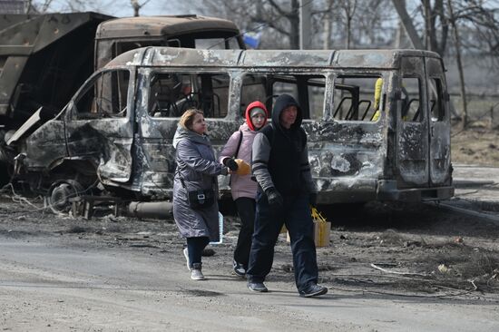 Партия "Единая Россия" открыла в Мариуполе центр гуманитарной помощи