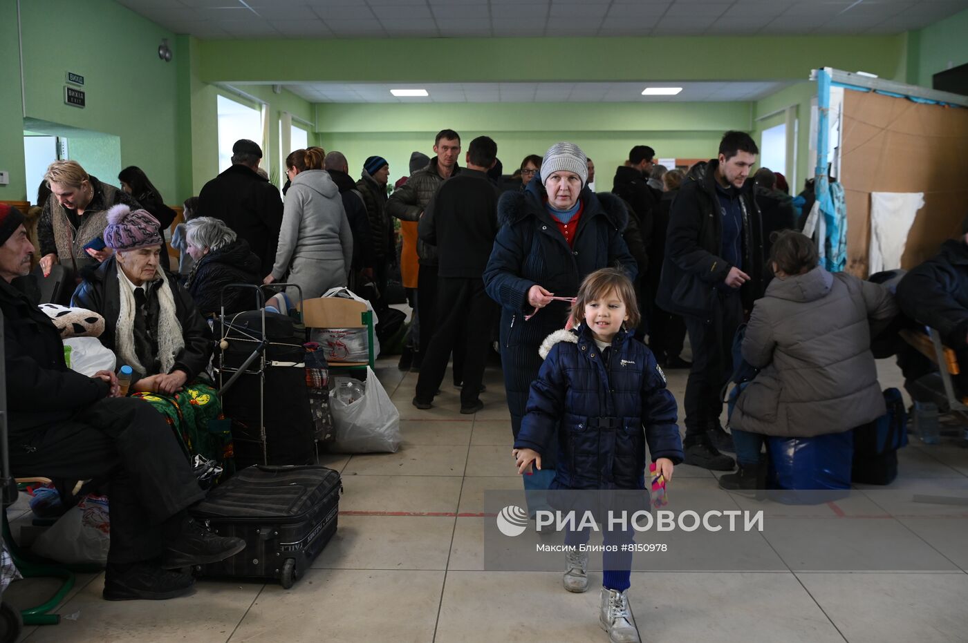 Беженцы из Мариуполя в селе Никольское