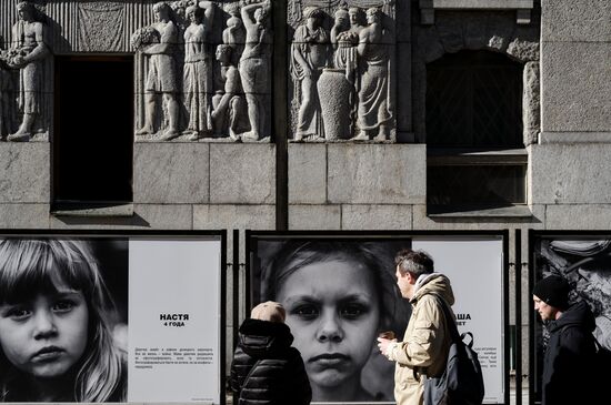 Фотовыставка "Пусть всегда будет мама, пусть всегда буду Я! Дети Донбасса" в центре Санкт-Петербурга