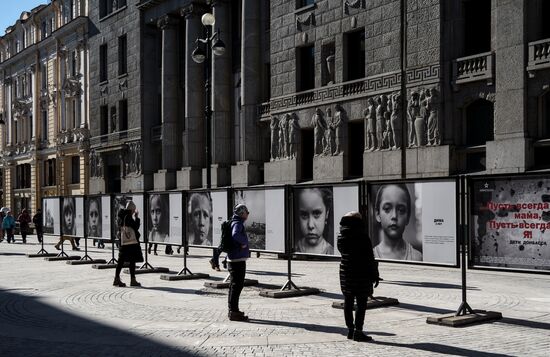 Фотовыставка "Пусть всегда будет мама, пусть всегда буду Я! Дети Донбасса" в центре Санкт-Петербурга