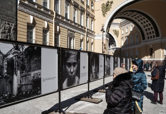 Фотовыставка "Пусть всегда будет мама, пусть всегда буду Я! Дети Донбасса" в центре Санкт-Петербурга