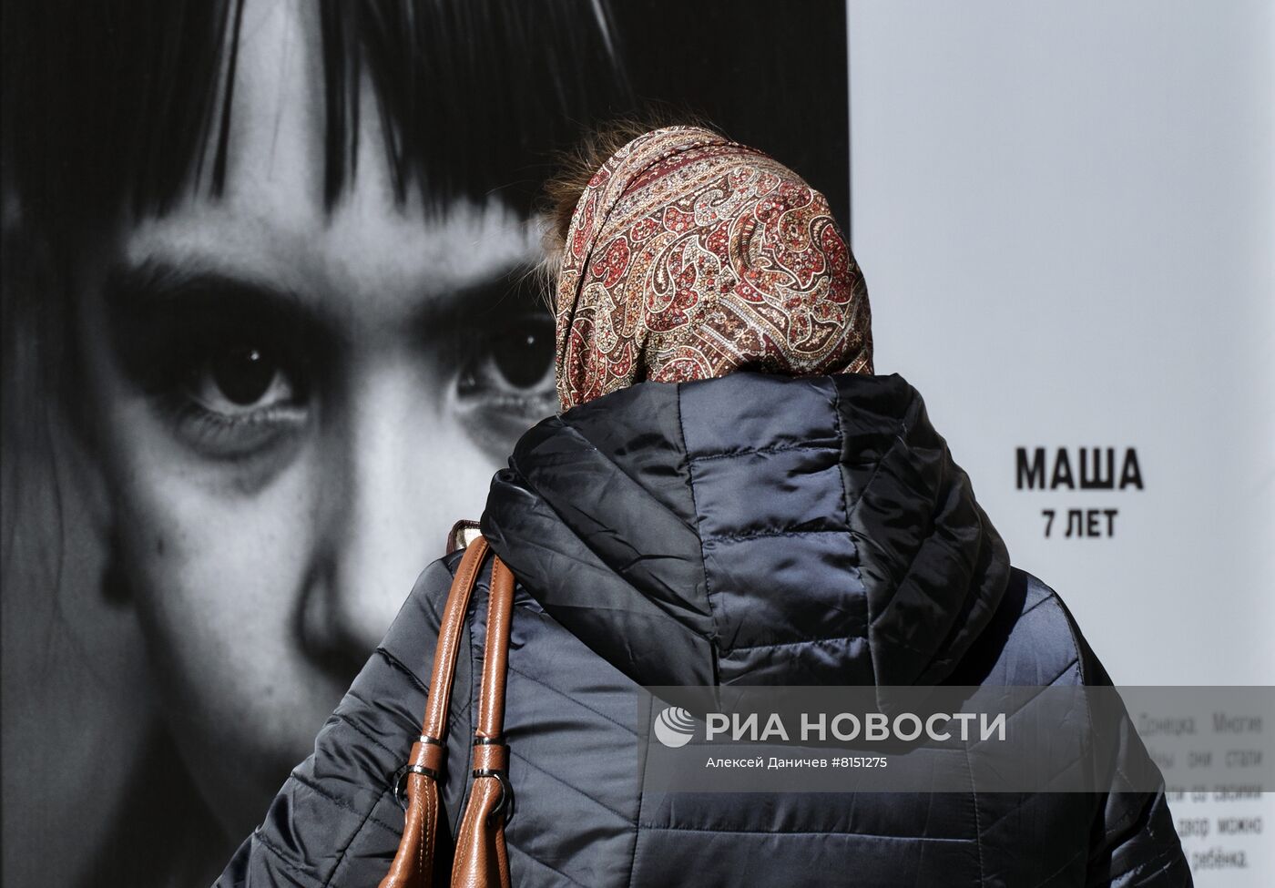 Фотовыставка "Пусть всегда будет мама, пусть всегда буду Я! Дети Донбасса" в центре Санкт-Петербурга