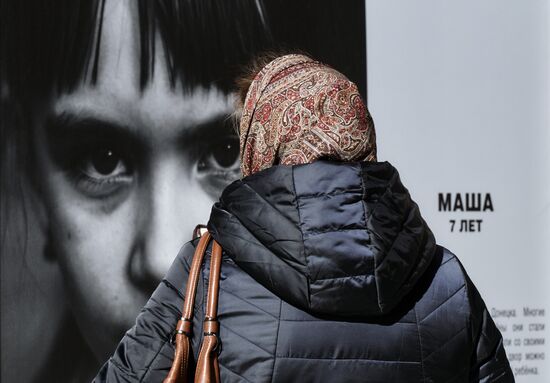 Фотовыставка "Пусть всегда будет мама, пусть всегда буду Я! Дети Донбасса" в центре Санкт-Петербурга