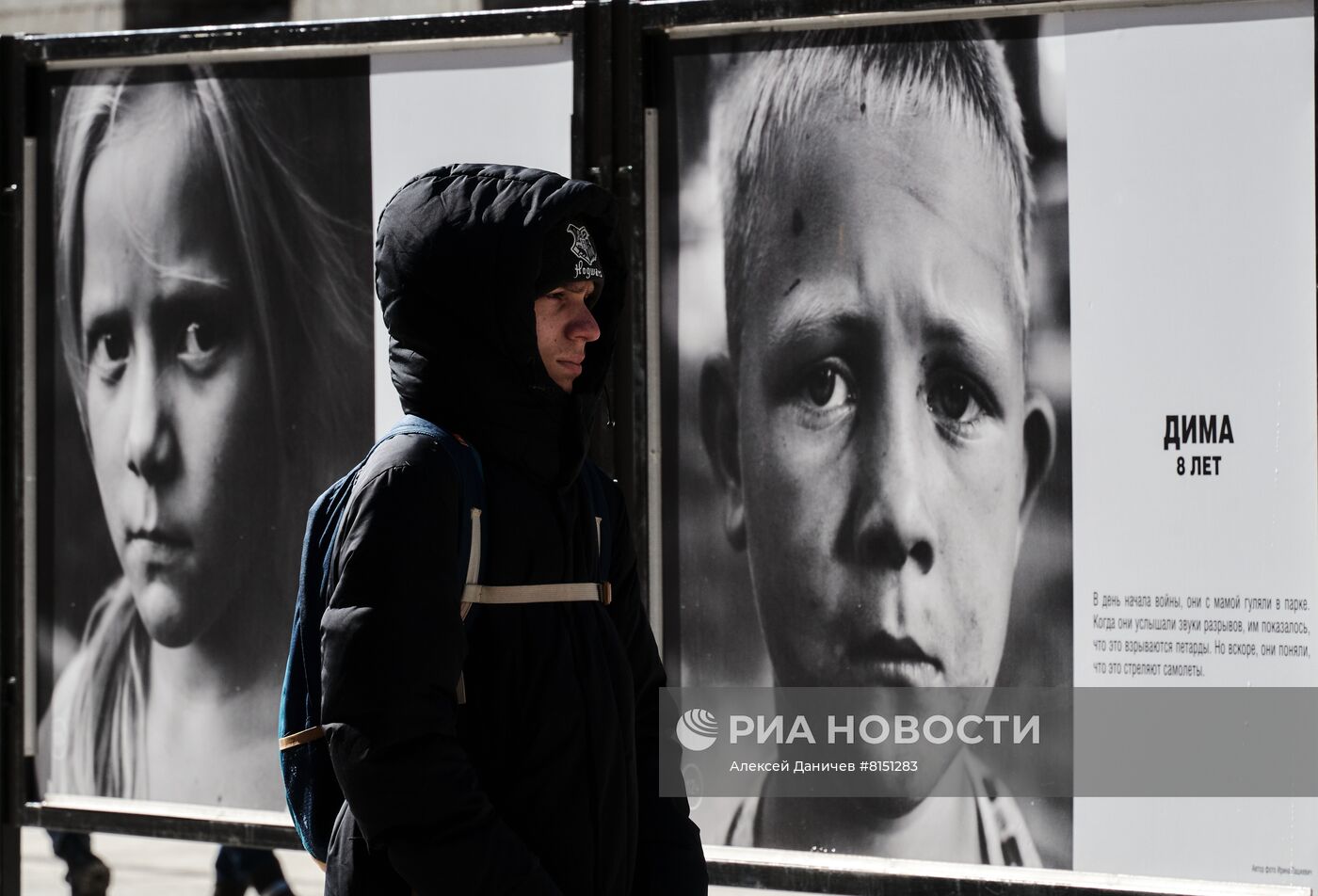 Фотовыставка "Пусть всегда будет мама, пусть всегда буду Я! Дети Донбасса" в центре Санкт-Петербурга