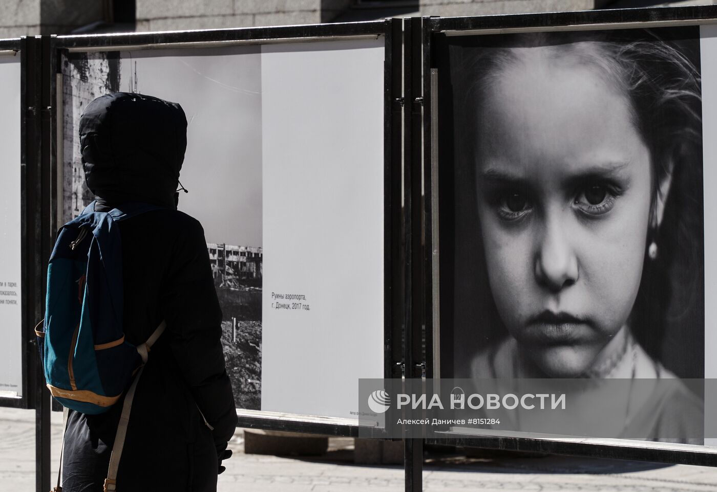 Фотовыставка "Пусть всегда будет мама, пусть всегда буду Я! Дети Донбасса" в центре Санкт-Петербурга