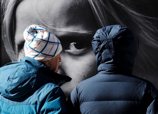 Фотовыставка "Пусть всегда будет мама, пусть всегда буду Я! Дети Донбасса" в центре Санкт-Петербурга