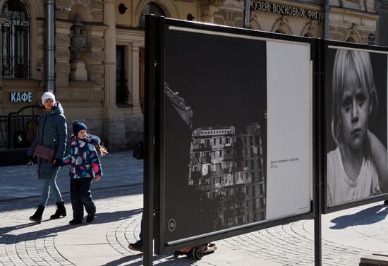 Фотовыставка "Пусть всегда будет мама, пусть всегда буду Я! Дети Донбасса" в центре Санкт-Петербурга