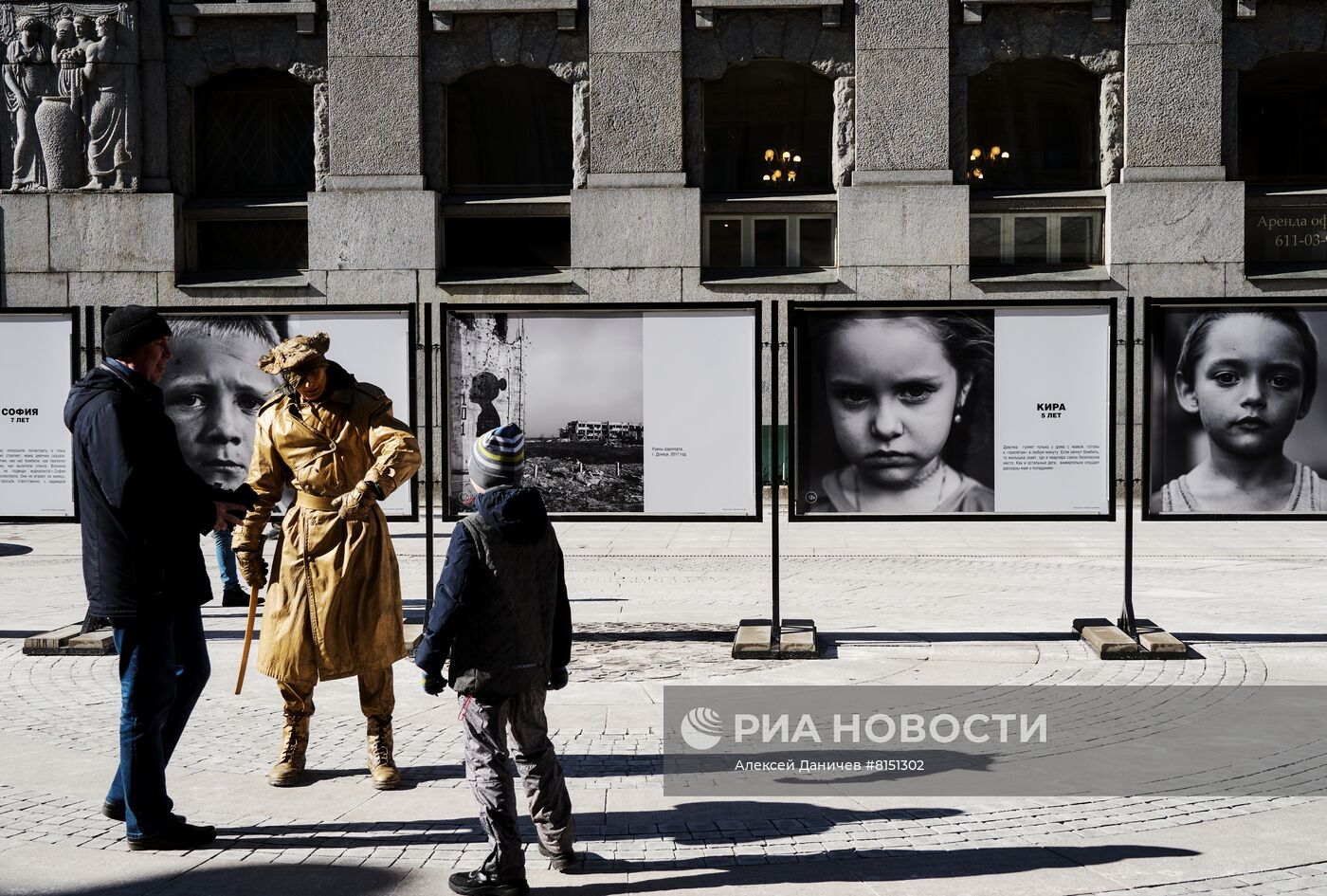 Фотовыставка "Пусть всегда будет мама, пусть всегда буду Я! Дети Донбасса" в центре Санкт-Петербурга