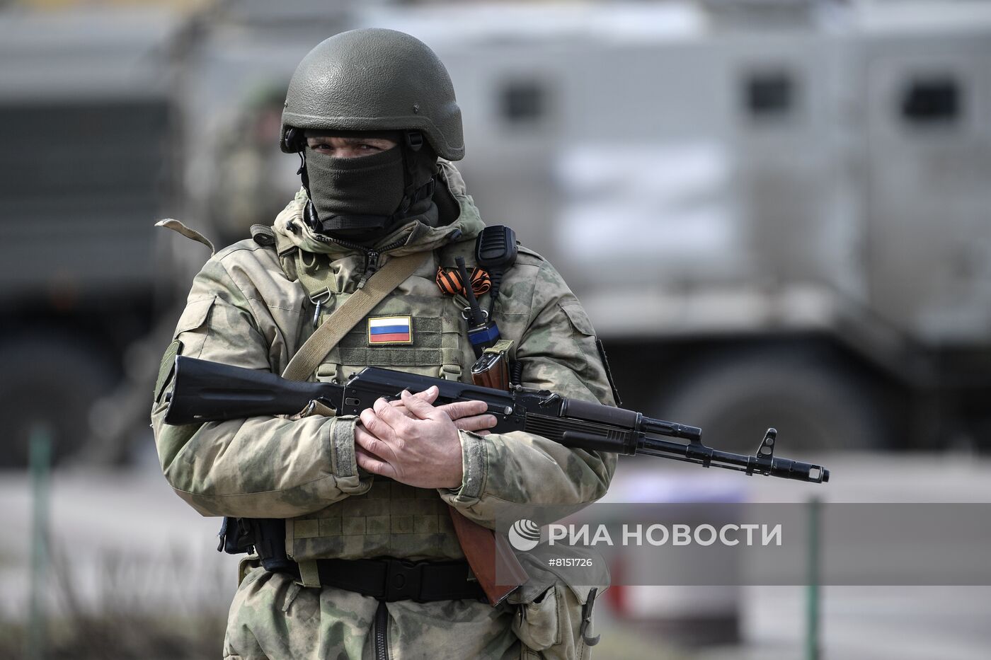 Сотрудники Росгвардии охраняют освобожденный Мелитополь