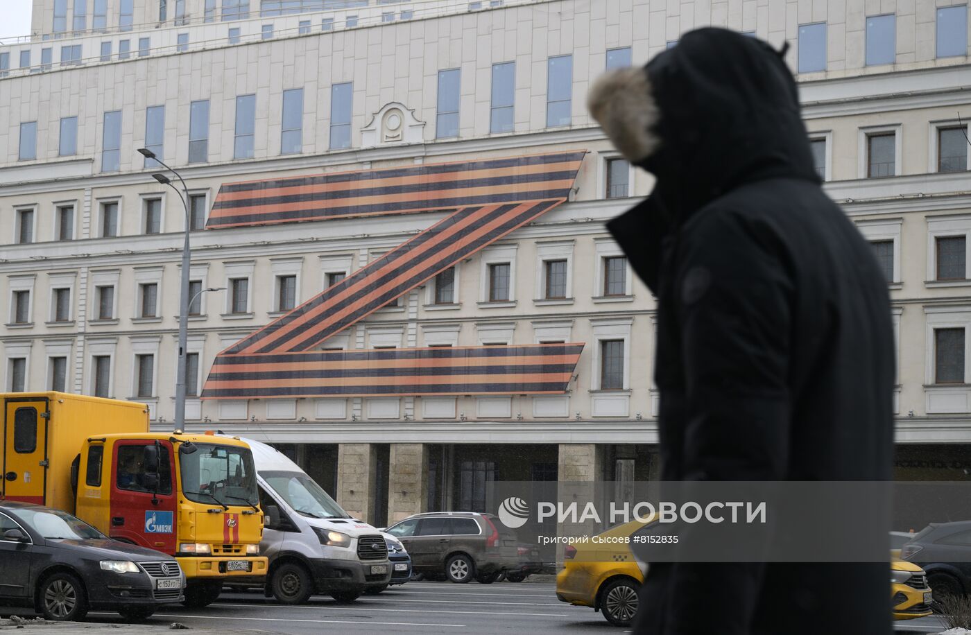 Знак Z в поддержку Вооруженных сил России появился на фасаде Московского театра Олега Табакова