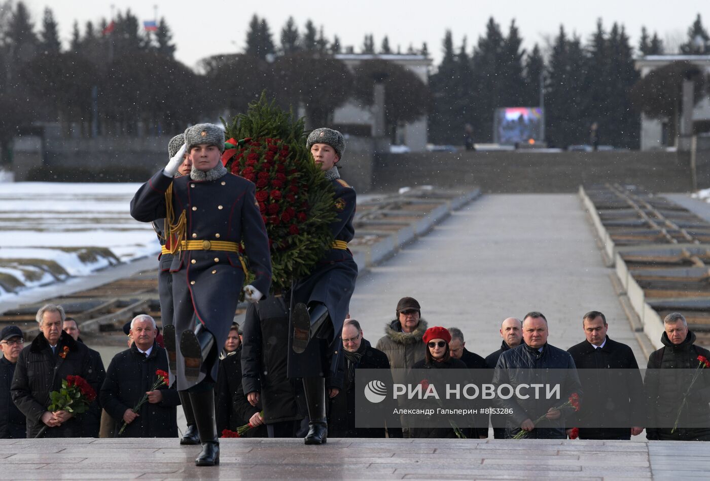 Церемония возложения цветов к монументу "Мать-Родина" на Пискаревском кладбище