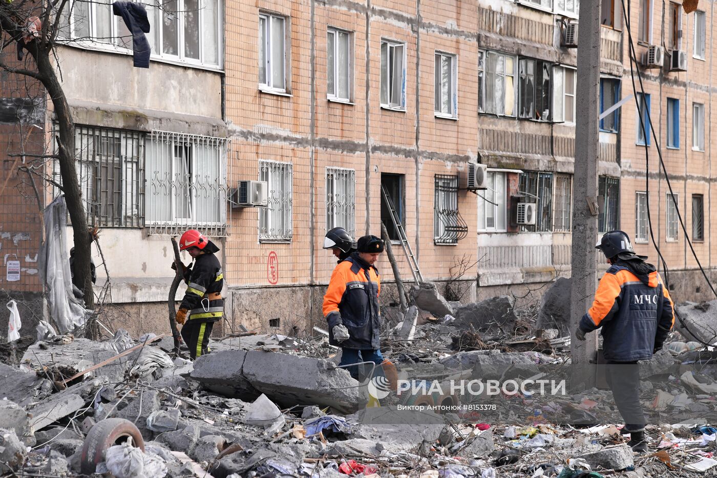 Последствия попадания снаряда ВСУ в жилой дом в Донецке