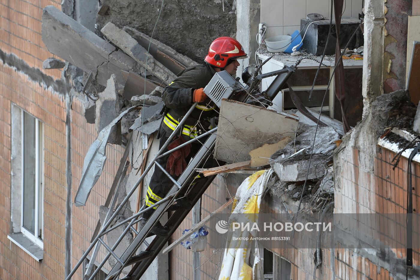 Последствия попадания снаряда ВСУ в жилой дом в Донецке