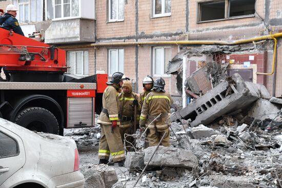 Последствия попадания снаряда ВСУ в жилой дом в Донецке