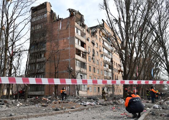 Последствия попадания снаряда ВСУ в жилой дом в Донецке