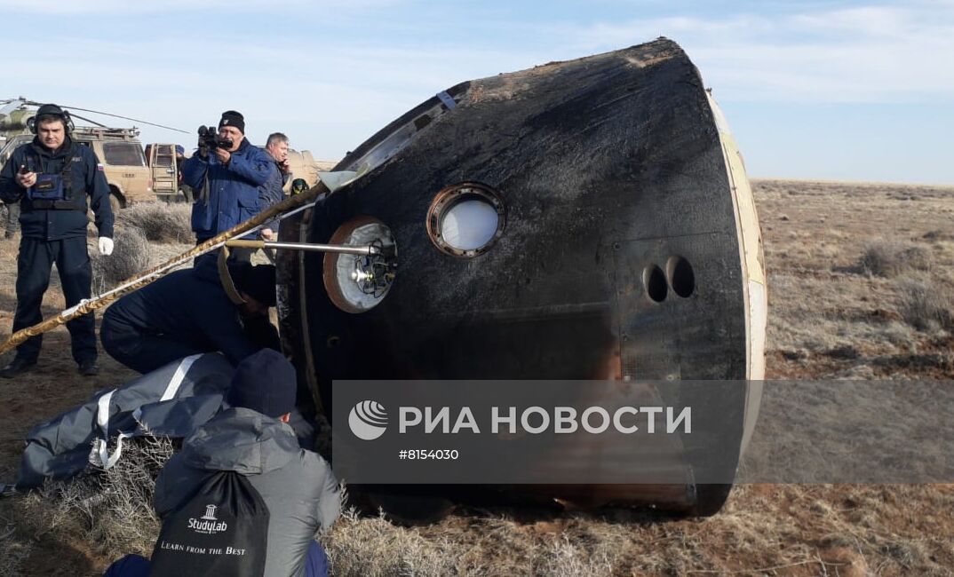 Посадка спускаемого аппарата пилотируемого корабля "Союз МС-19" в Казахстане 