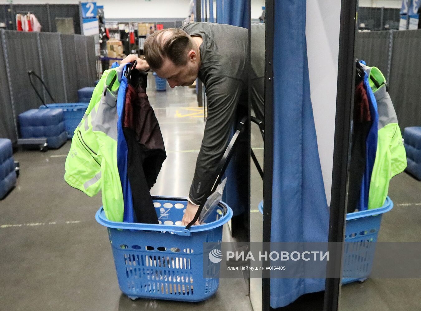 Компания Decathlon приостанавливает работу в России