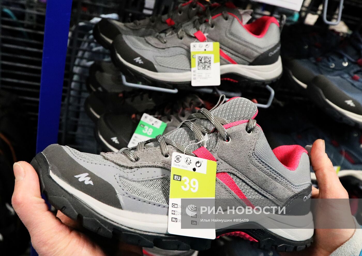 Компания Decathlon приостанавливает работу в России