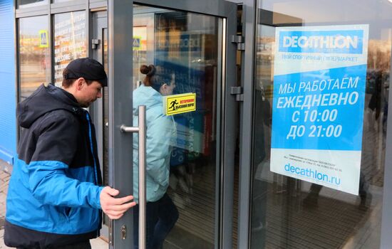 Компания Decathlon приостанавливает работу в России