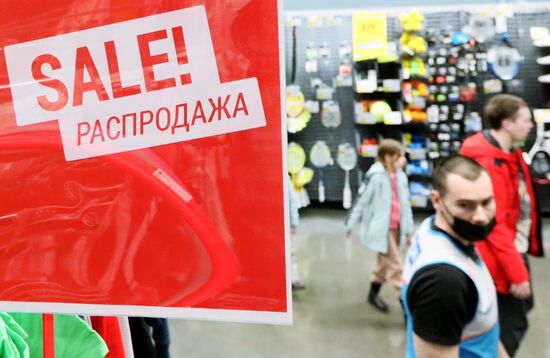 Компания Decathlon приостанавливает работу в России