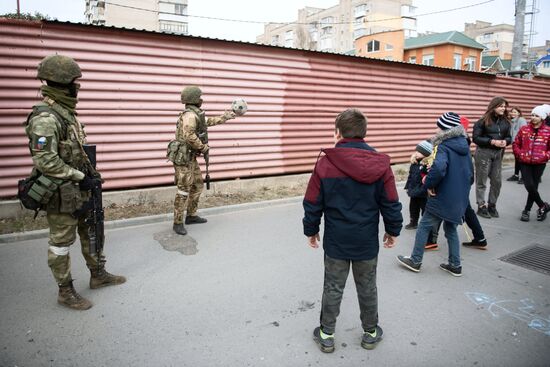 Сотрудники Росгвардии охраняют освобожденный  Мелитополь
