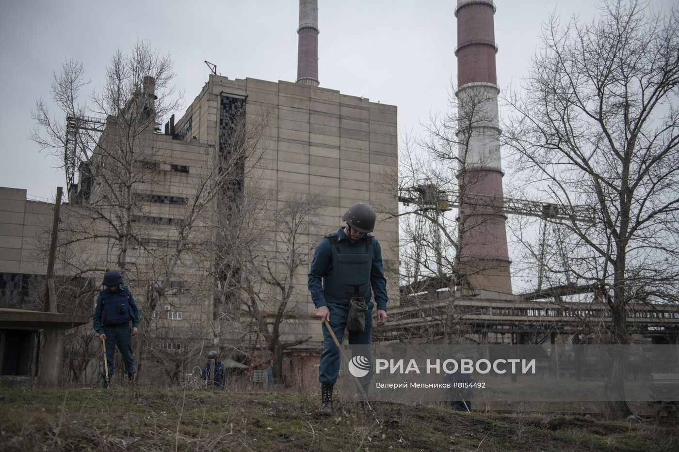 Саперы МЧС ЛНР обследуют территорию Луганской ТЭС