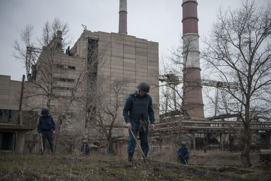 Саперы МЧС ЛНР обследуют территорию Луганской ТЭС