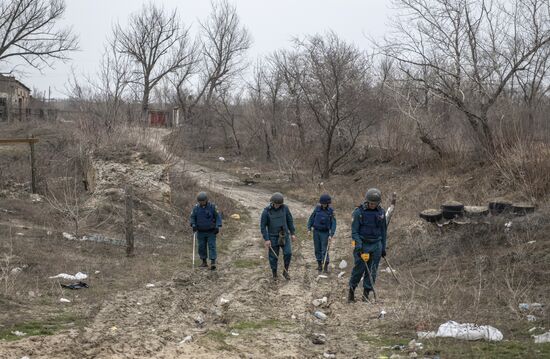 Саперы МЧС ЛНР обследуют территорию Луганской ТЭС