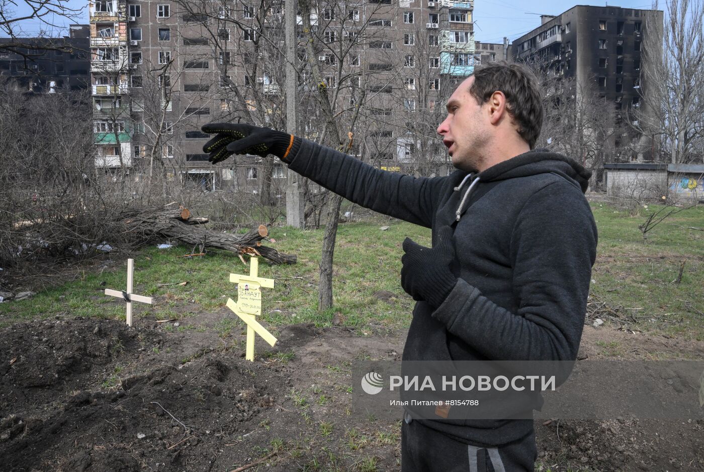 Могилы местных жителей в Мариуполе