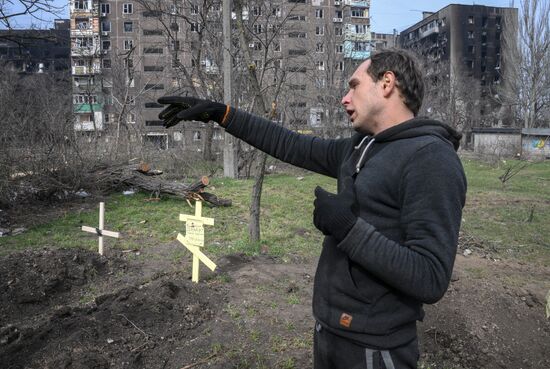 Могилы местных жителей в Мариуполе