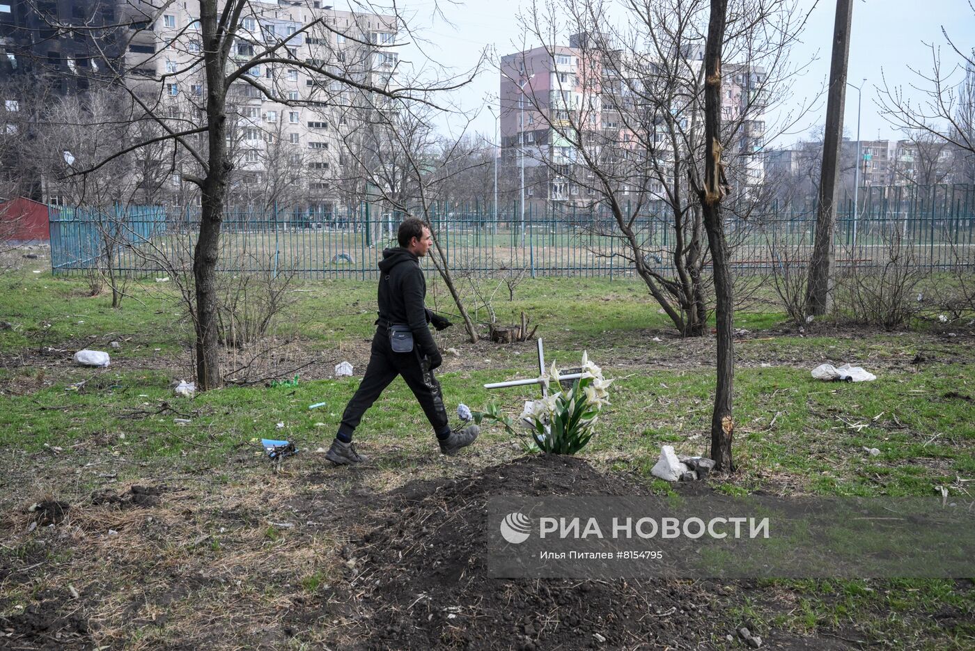 Могилы местных жителей в Мариуполе