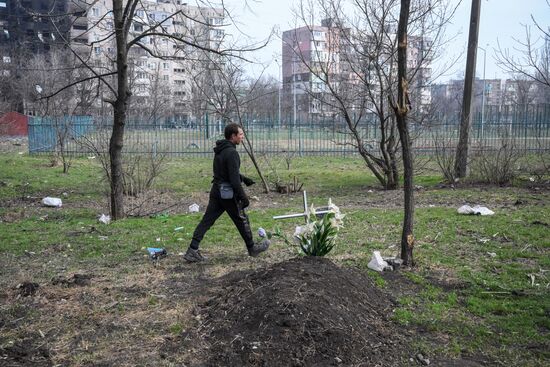 Могилы местных жителей в Мариуполе