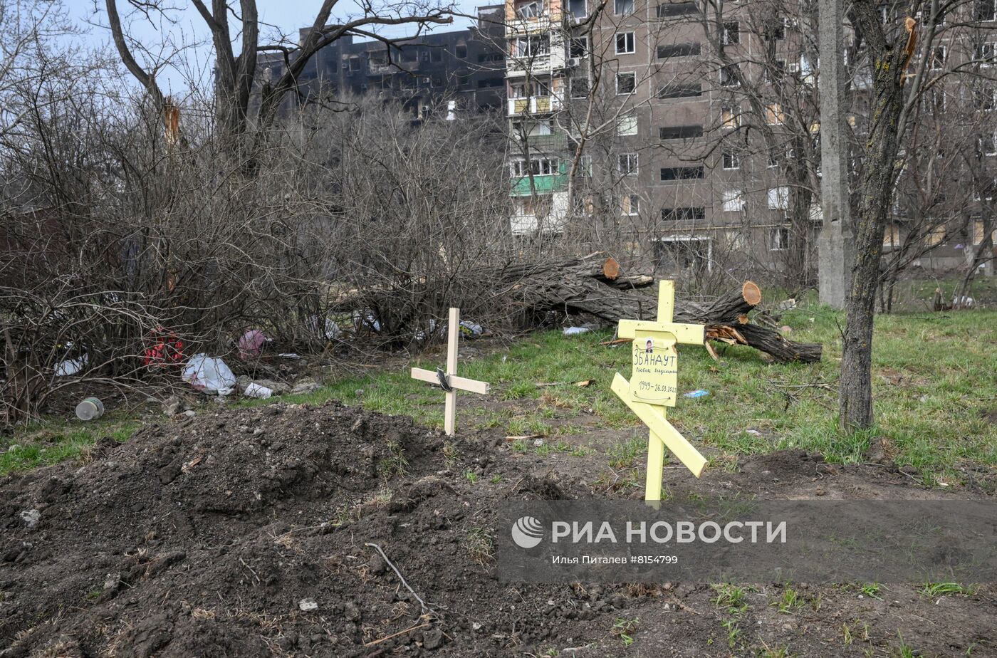 Могилы местных жителей в Мариуполе