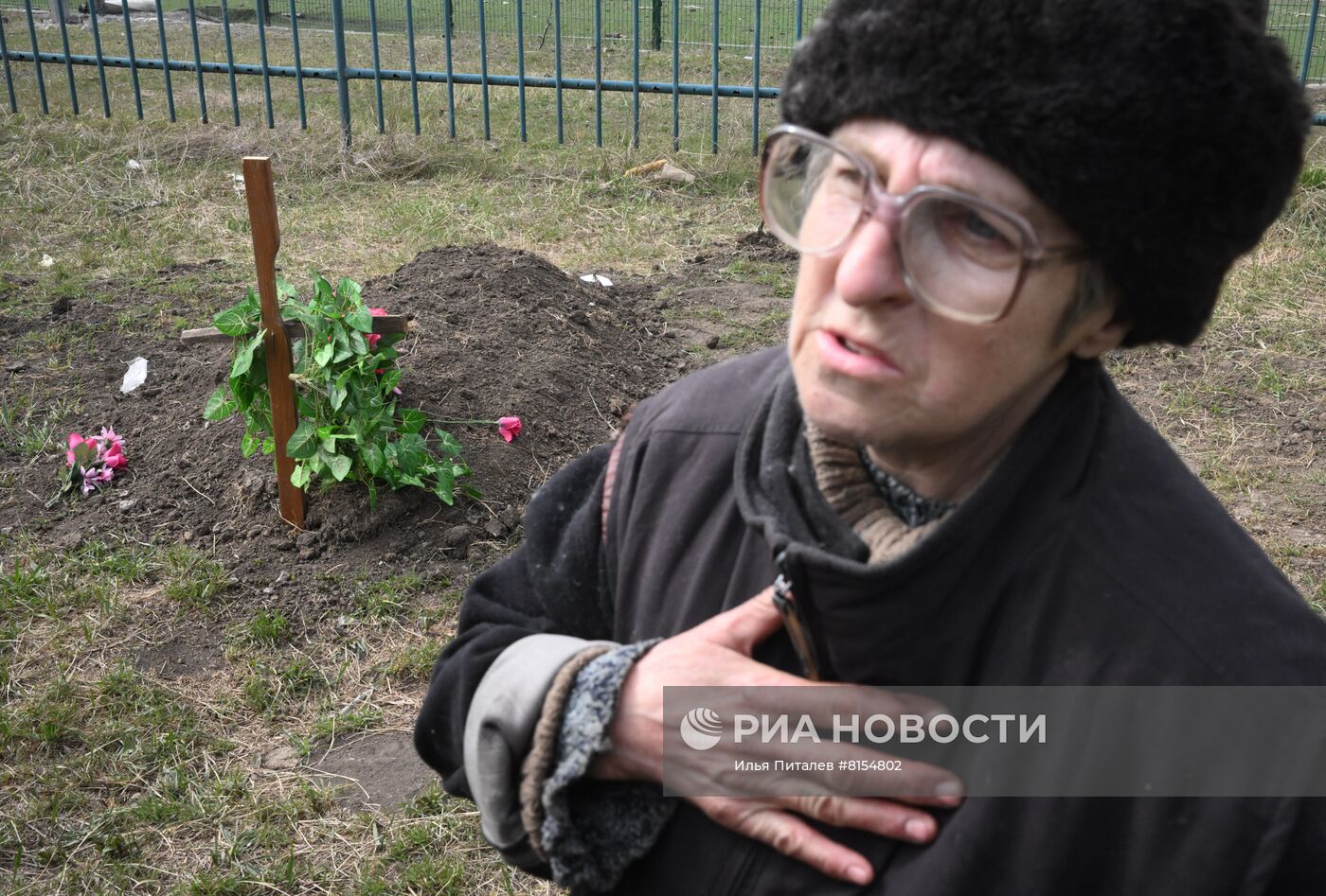 Могилы местных жителей в Мариуполе