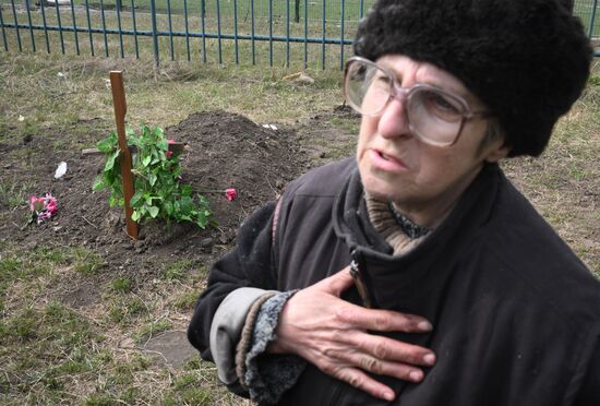 Могилы местных жителей в Мариуполе