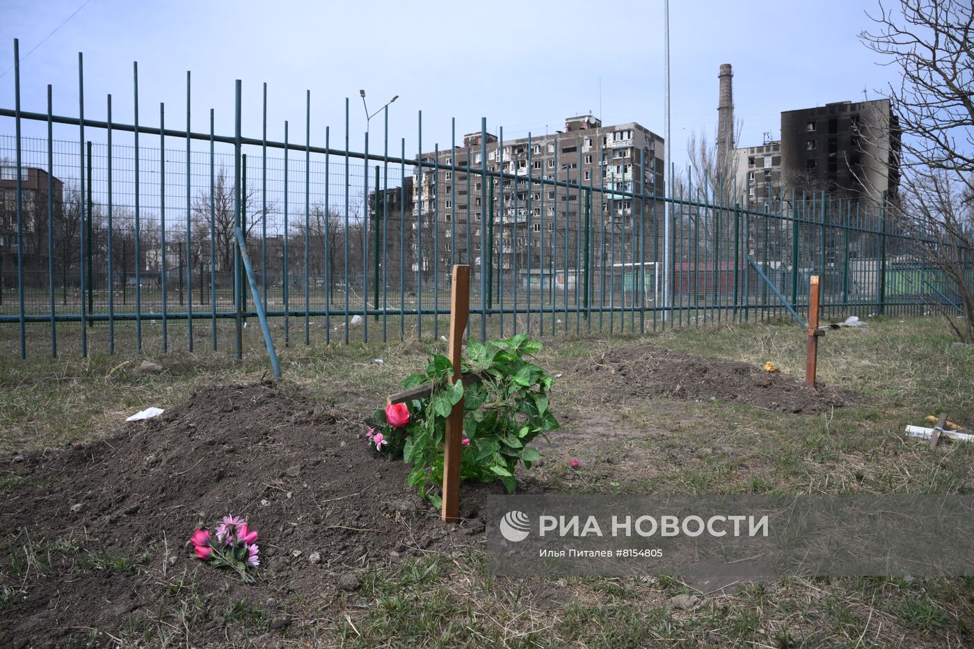 Могилы местных жителей в Мариуполе