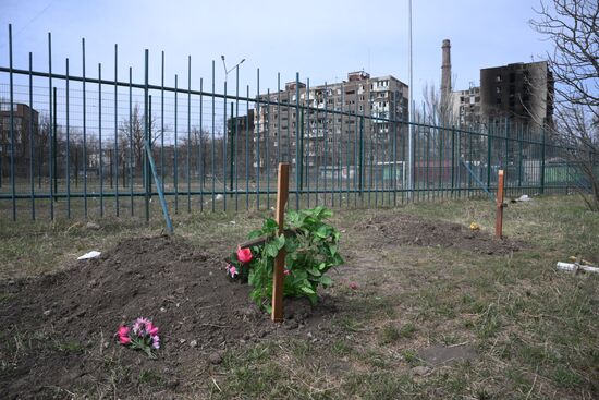Могилы местных жителей в Мариуполе