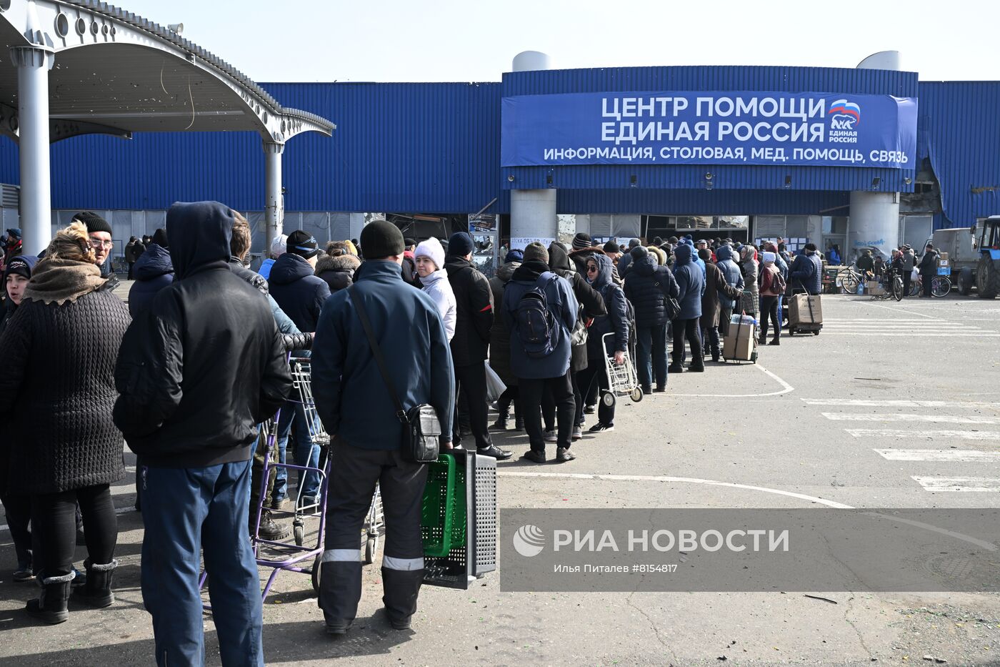 Раздача гумпомощи в Мариуполе