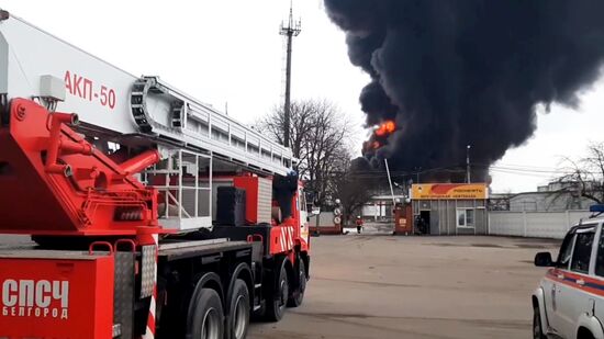 В Белгороде из-за удара вертолетов ВСУ загорелась нефтебаза