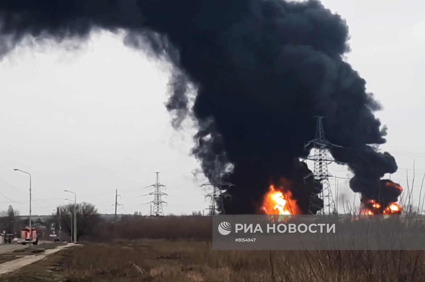 В Белгороде из-за удара вертолетов ВСУ загорелась нефтебаза