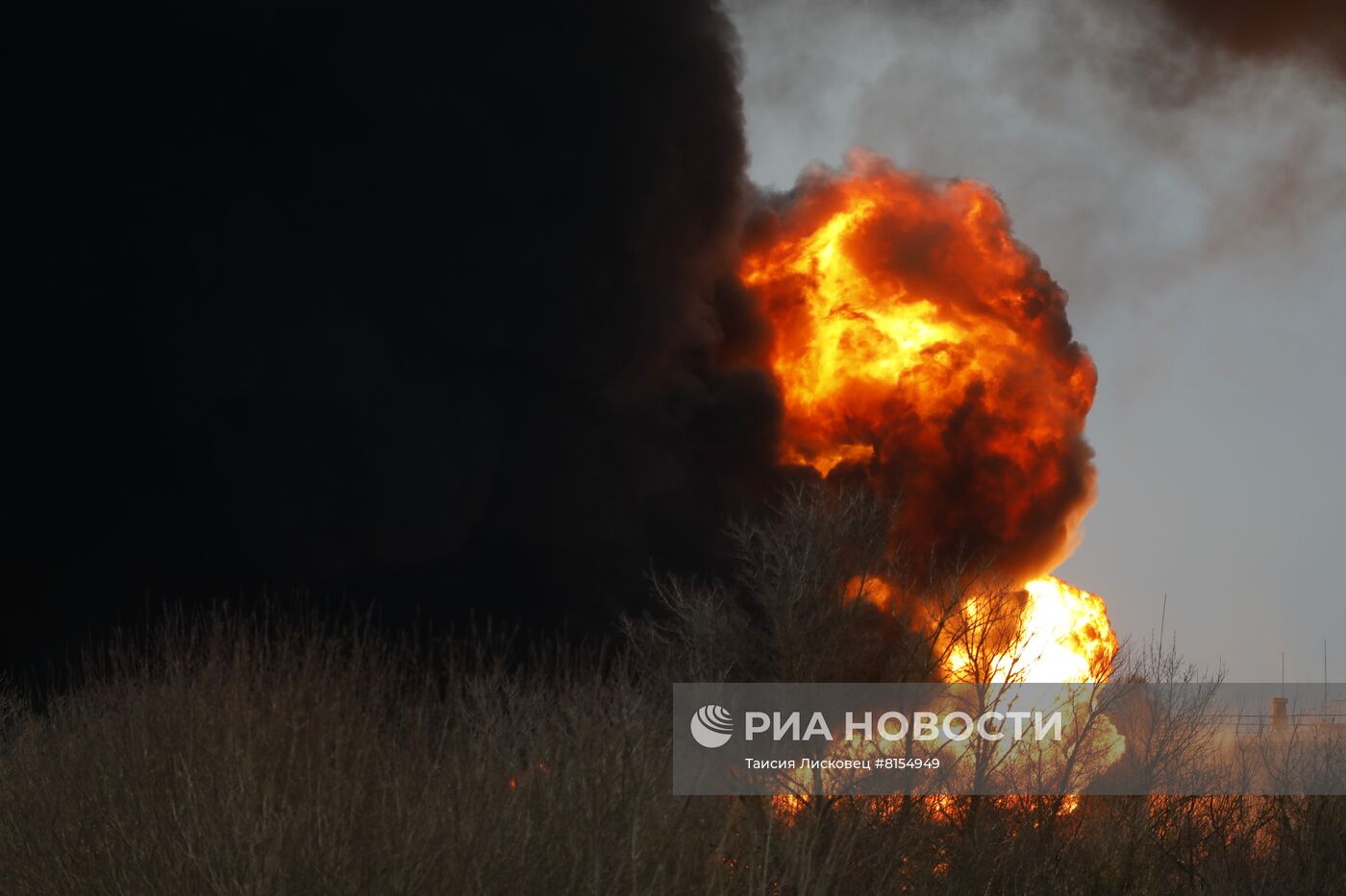 В Белгороде из-за удара вертолетов ВСУ загорелась нефтебаза