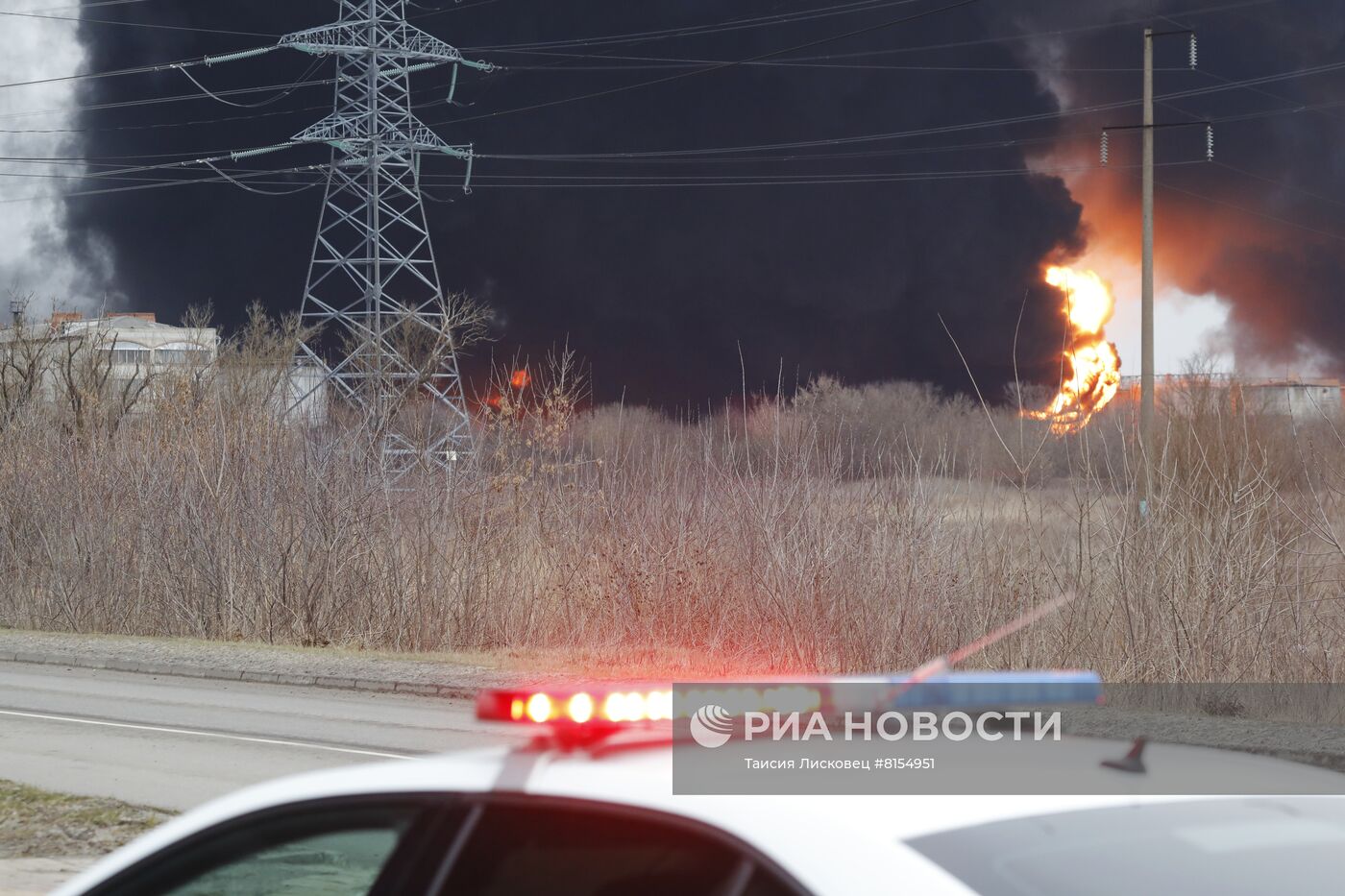 В Белгороде из-за удара вертолетов ВСУ загорелась нефтебаза