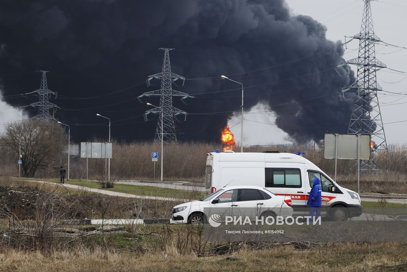 В Белгороде из-за удара вертолетов ВСУ загорелась нефтебаза