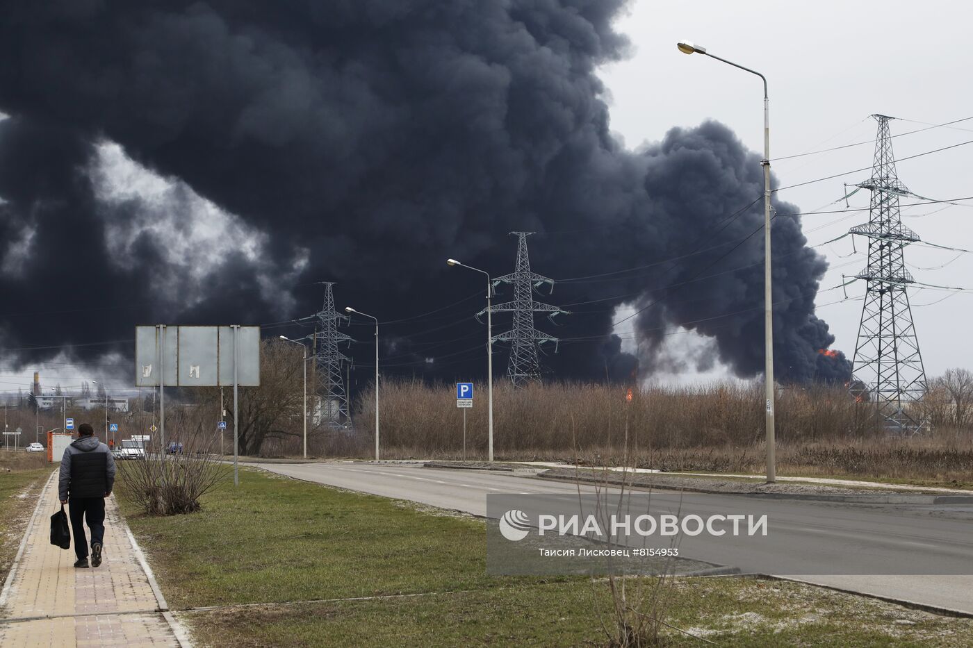 В Белгороде из-за удара вертолетов ВСУ загорелась нефтебаза