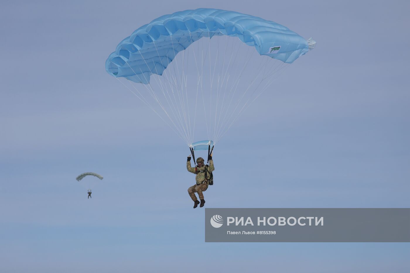 Прыжки парашютистов Северного флота в поддержку спецоперации ВС РФ на Украине