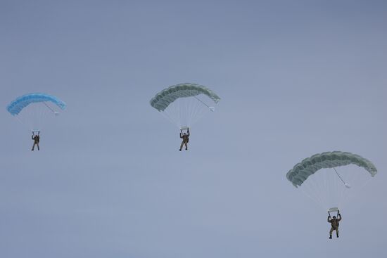 Прыжки парашютистов Северного флота в поддержку спецоперации ВС РФ на Украине